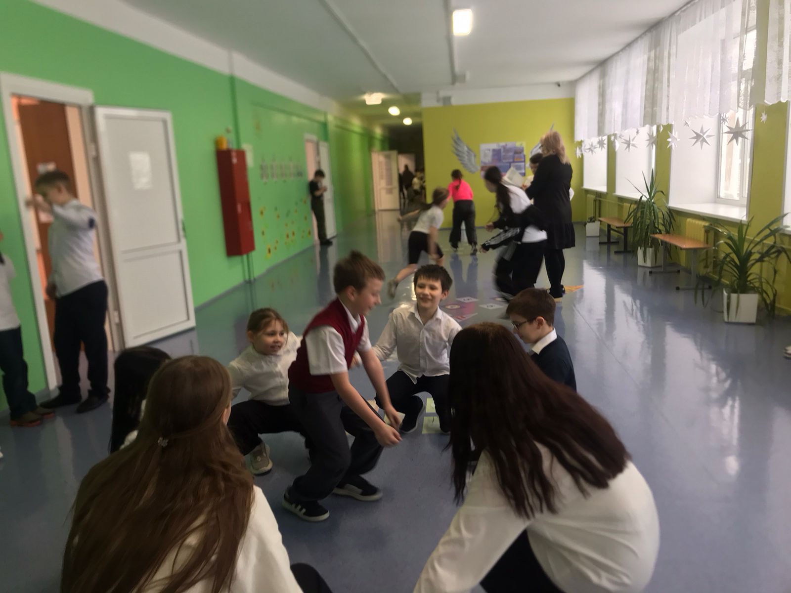 Волонтеры проводят с детьми начальной школы Музыкальные физкультминутки флешмобы «В здоровом теле - здоровый дух» Начальная школа.
