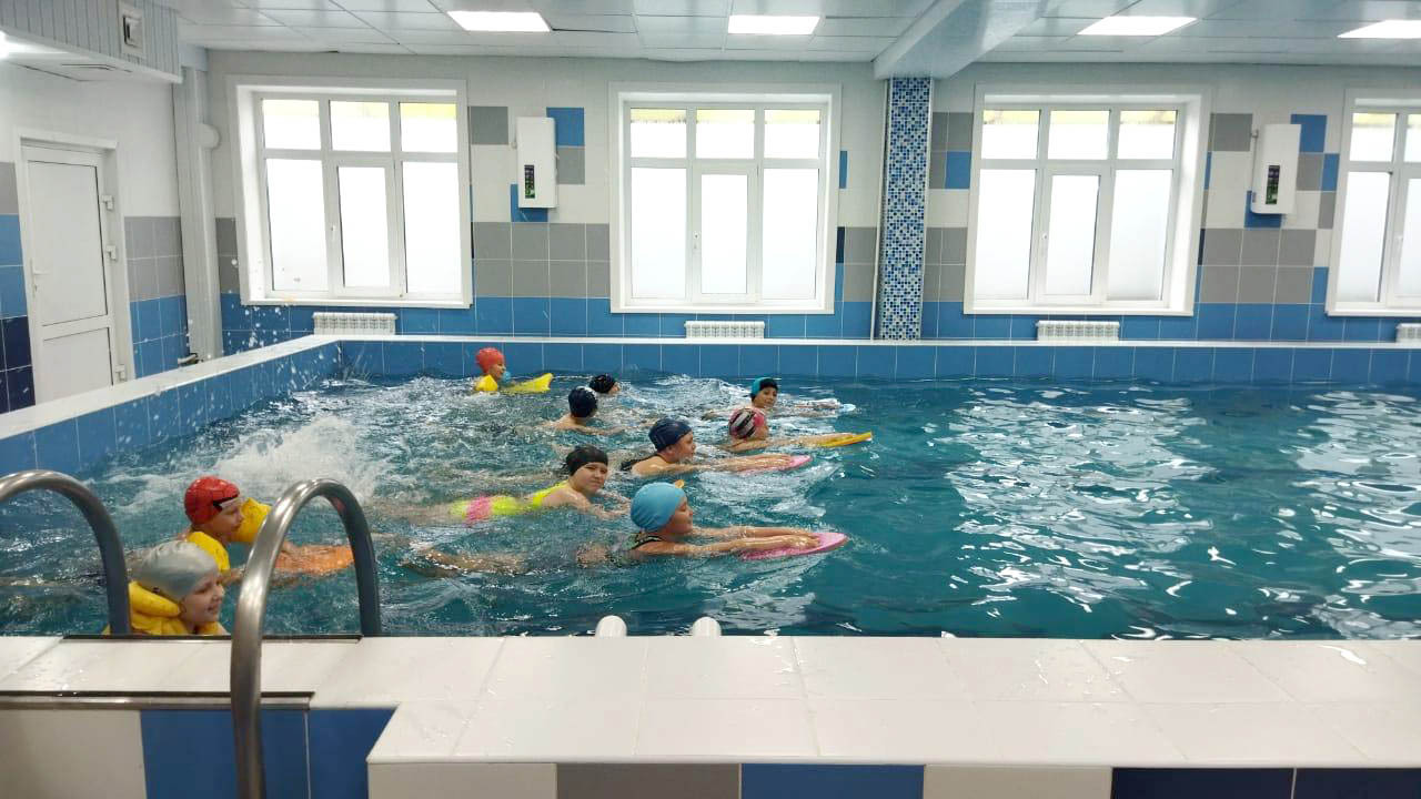 Дети посетили бассейн.